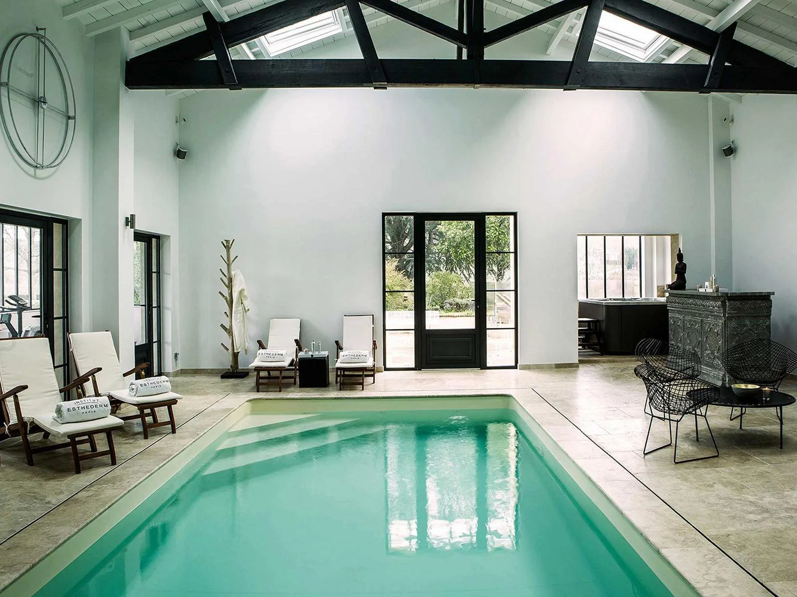 La piscine intérieure du spa, chauffée à 30 °C toute l’année