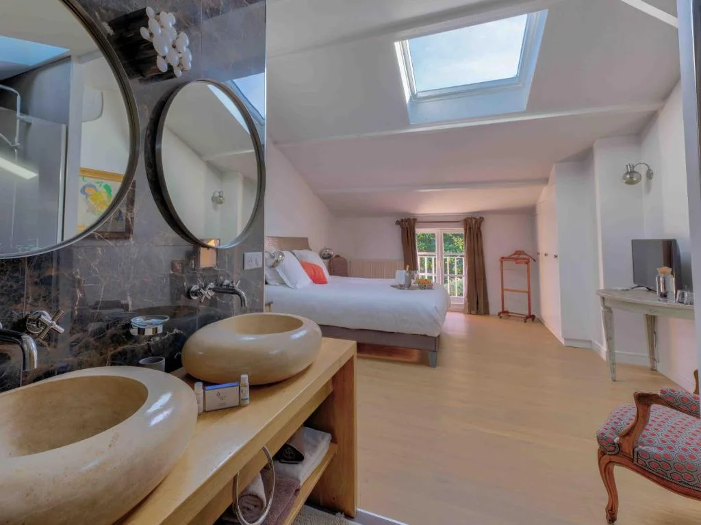 Chambre Grand Cru — chambre et salle de bain ouverte