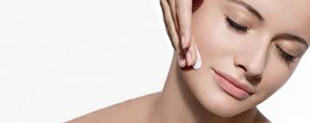 Gestes d’un soin du visage Institut Esthederm
