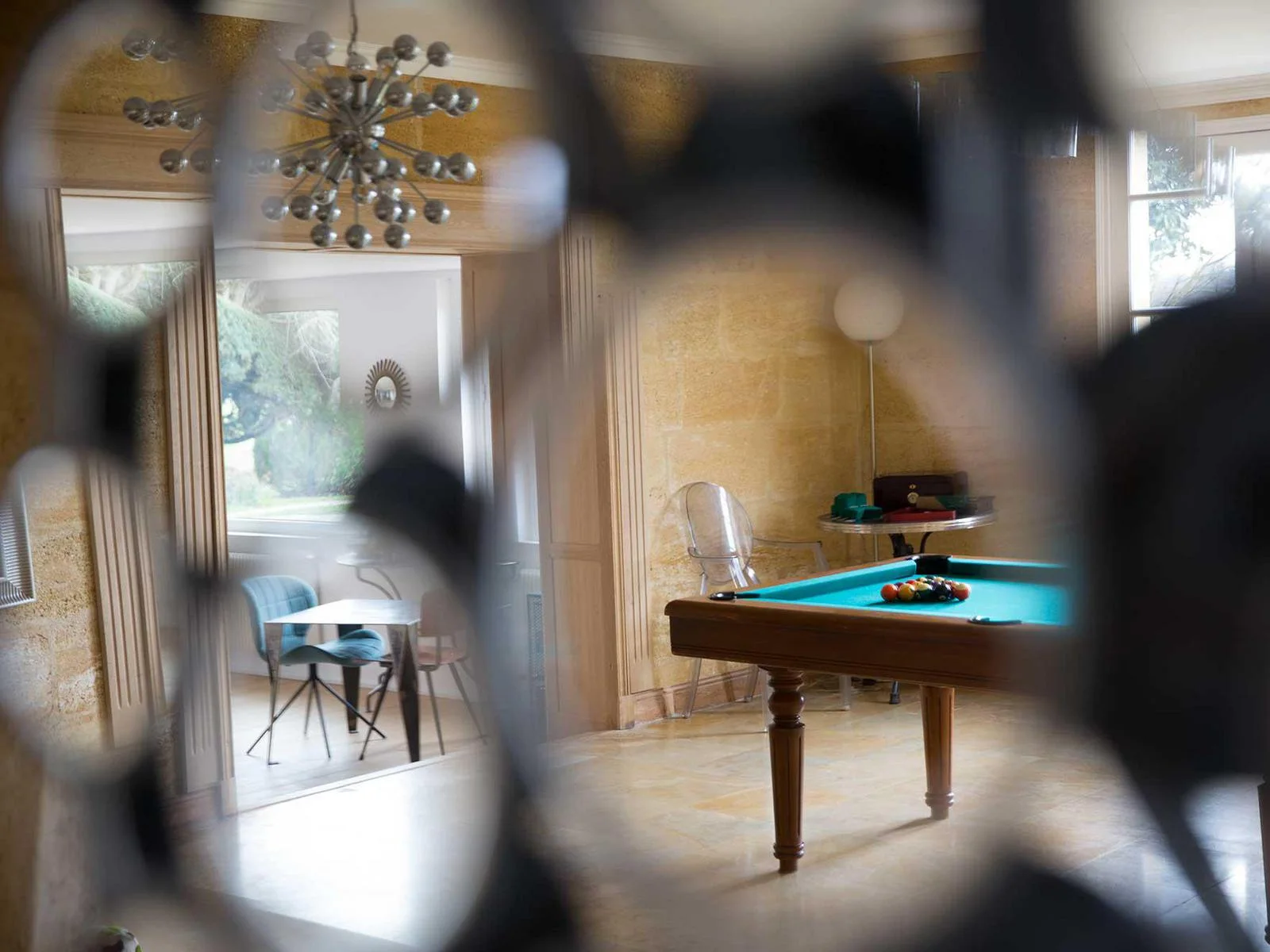 Miroir ancien dans le salon du Château du Palanquey