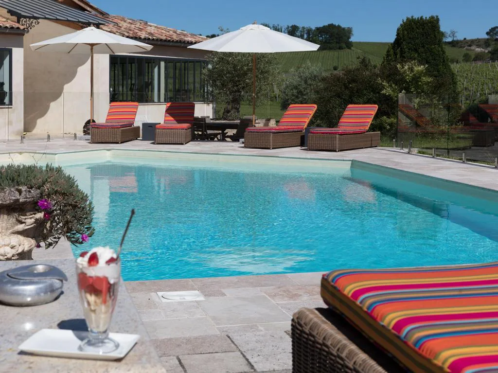 Cocktail autour de la piscine extérieure