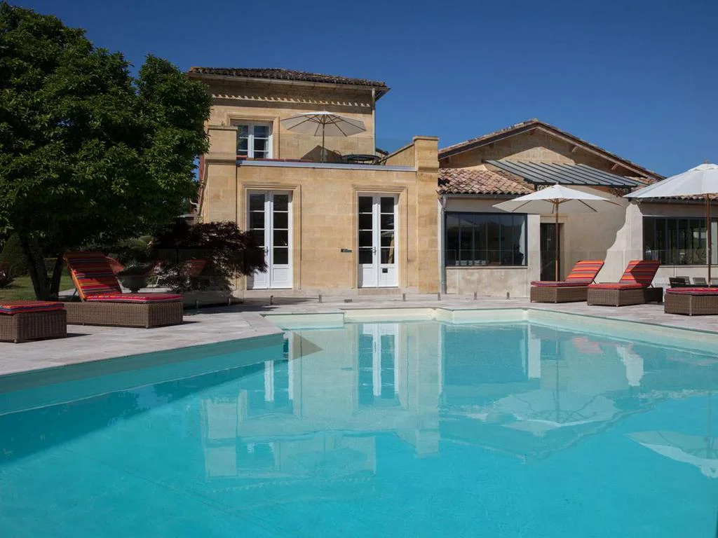 La piscine extérieure et les terrasses