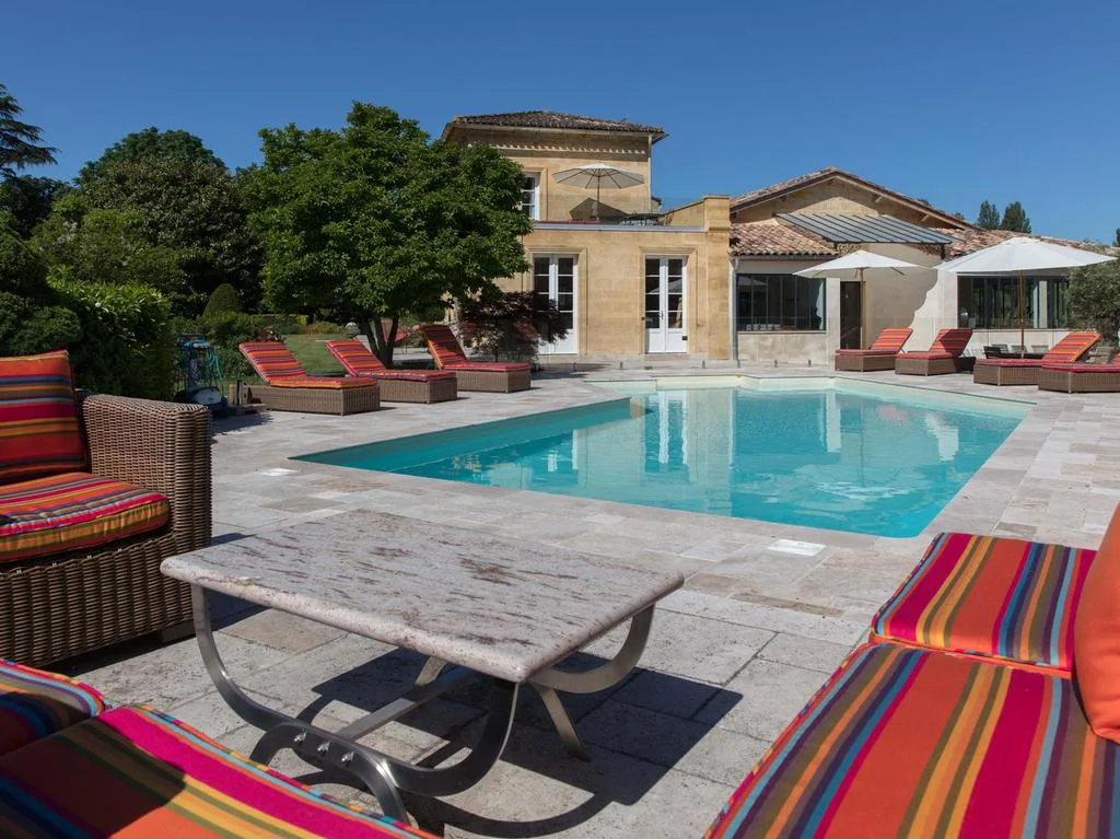 Le salon de la piscine extérieure