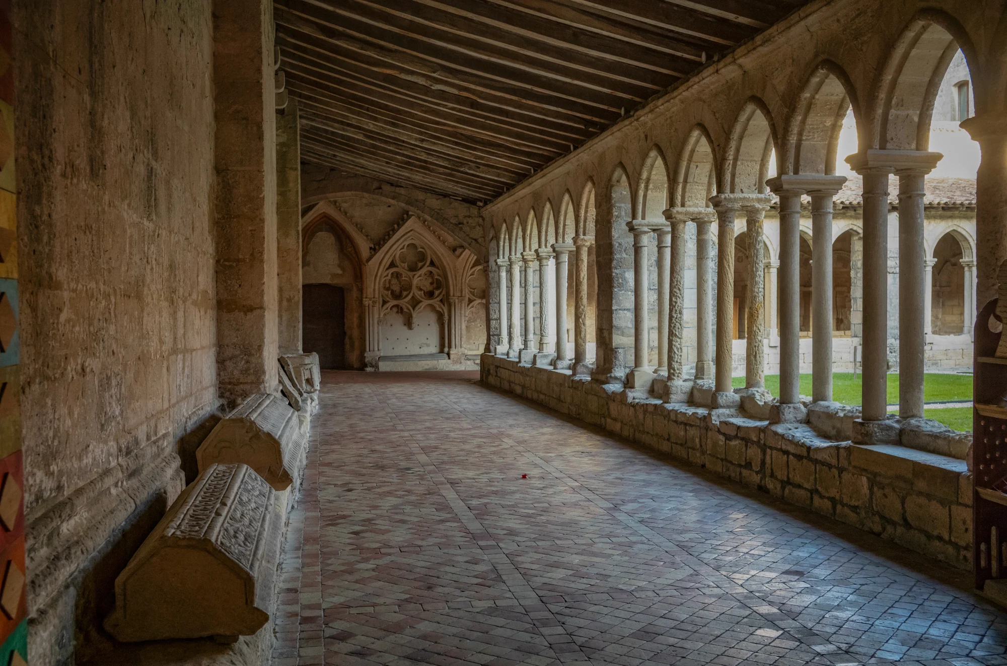 Galeries en pierre du cloître de la Collégiale de Saint-Émilion