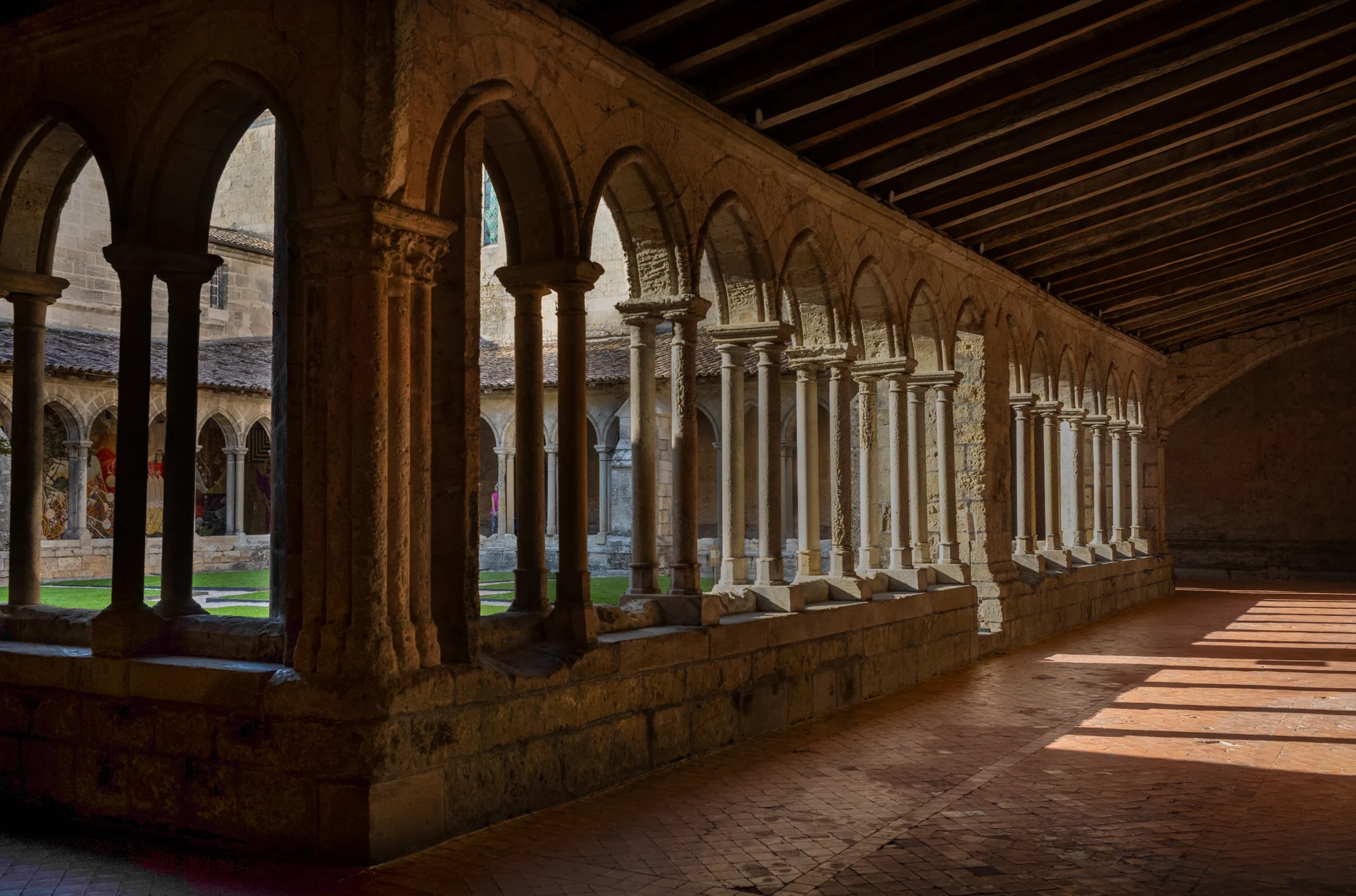 Lumière dans les arcades du cloître de la Collégiale de Saint-Émilion