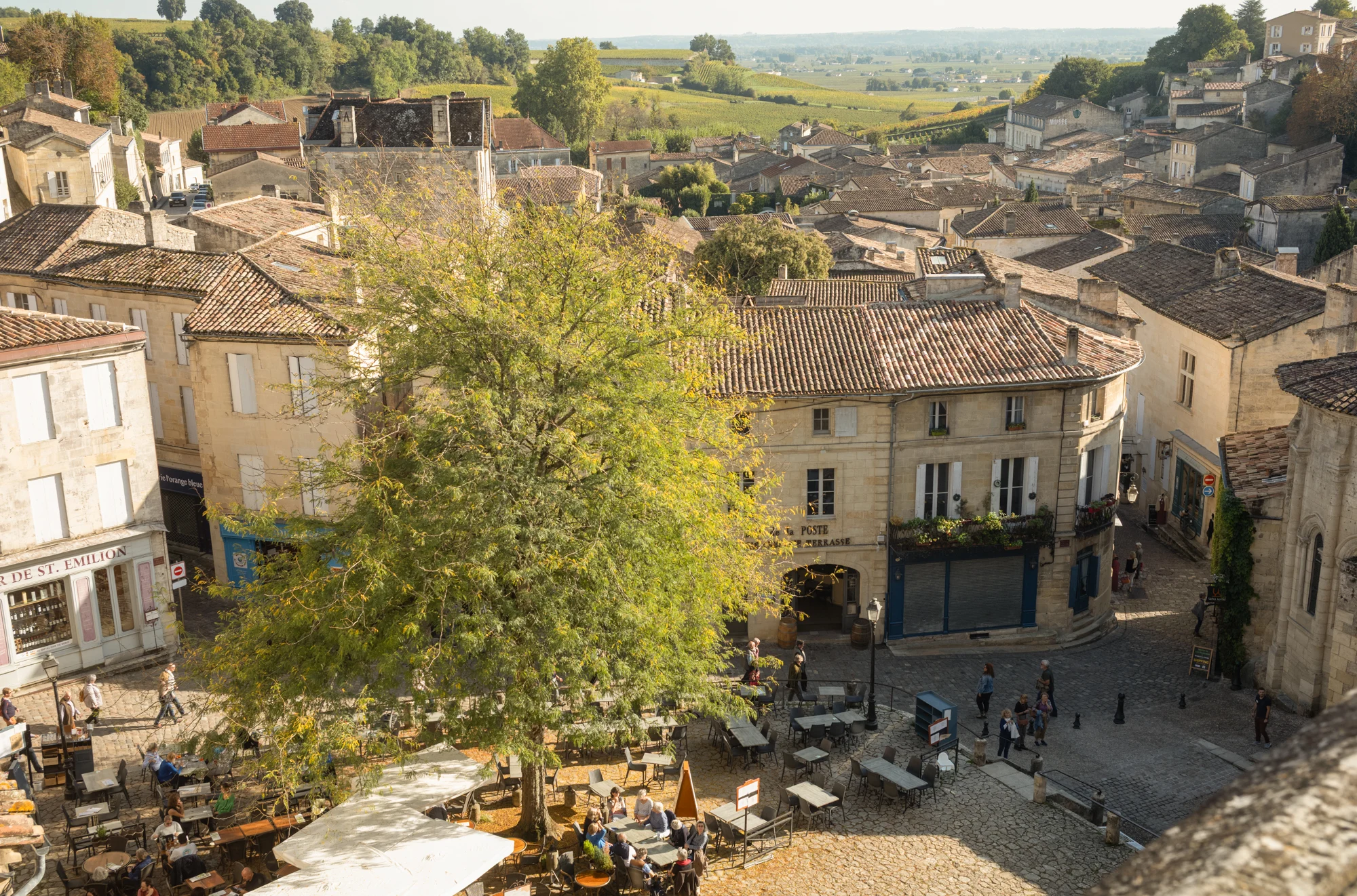 Toits, place et terrasses du village de Saint-Émilion