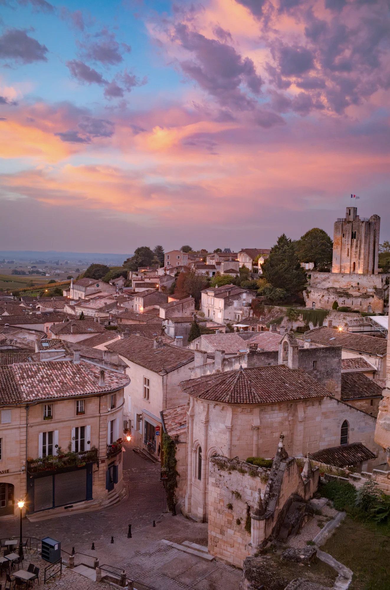 Toits et clocher de Saint-Émilion au coucher du soleil