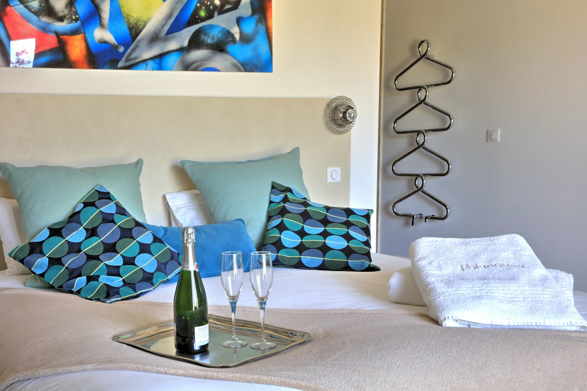 Suite Vignoble avec plateau et bouteille de champagne sur le lit