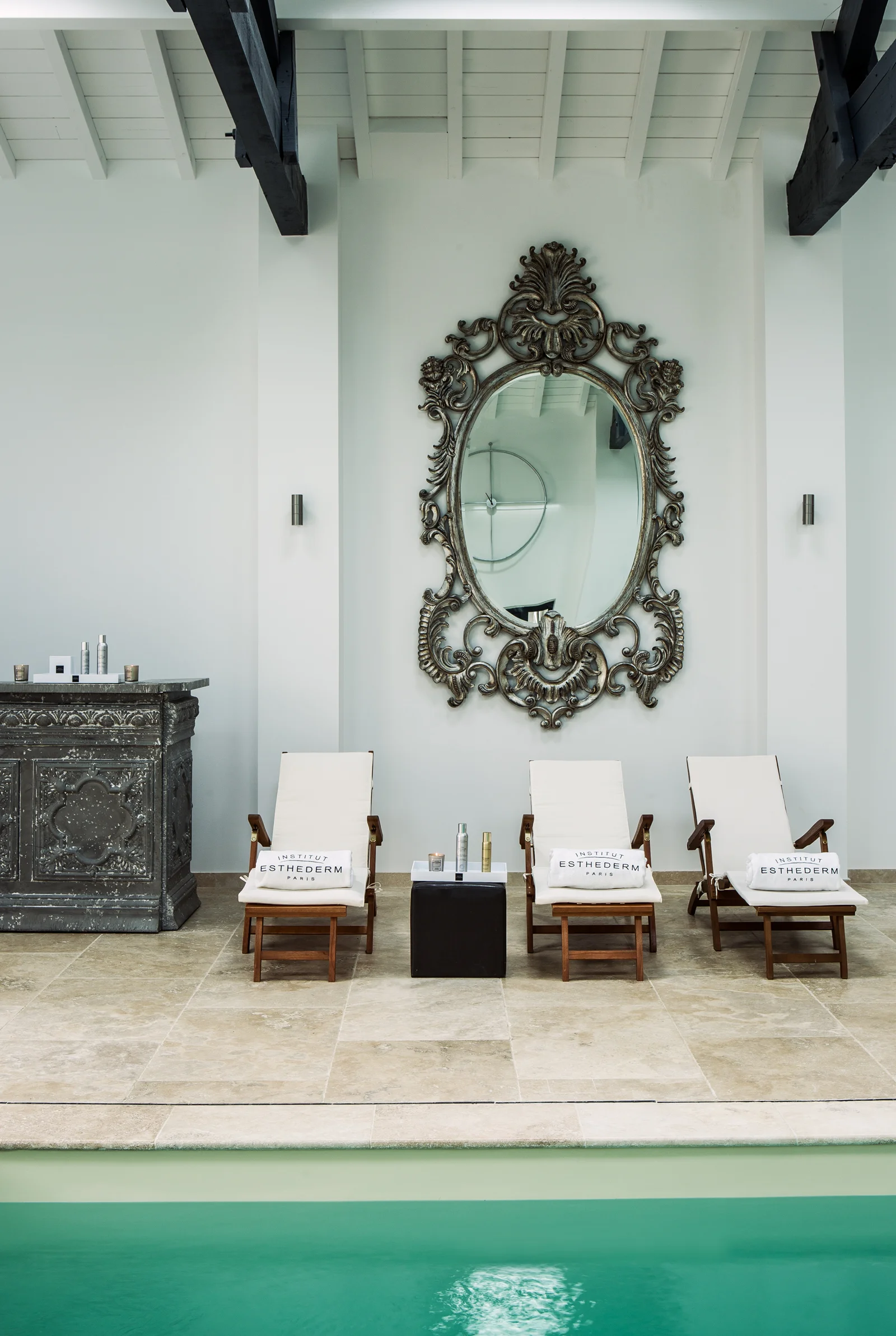 Miroir ancien et bassin de la piscine intérieure du Palanquey